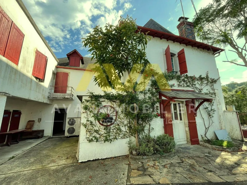 Grande maison avec local commercial, T2 indépendant et parking à Mauleon Licharre 