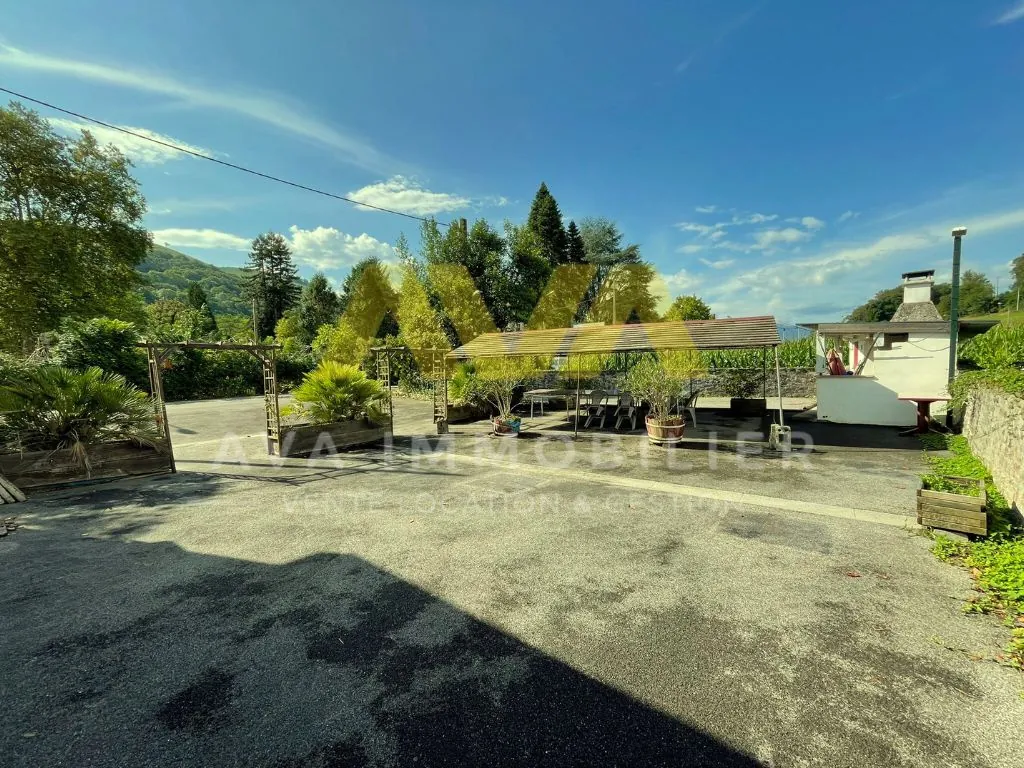 Grande maison avec local commercial, T2 indépendant et parking à Mauleon Licharre 