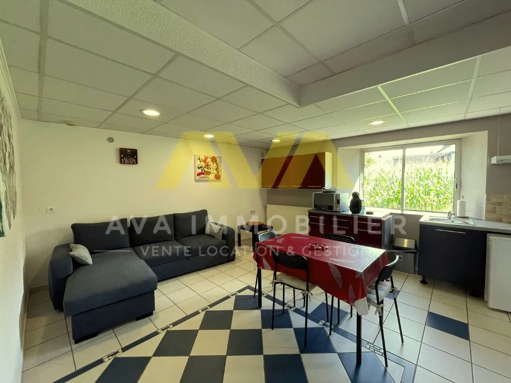 Grande maison avec local commercial, T2 indépendant et parking à Mauleon Licharre 