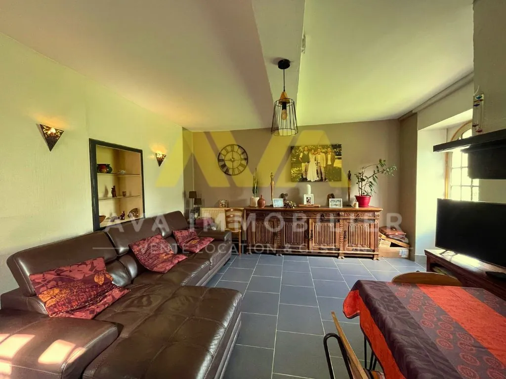 Grande maison avec local commercial, T2 indépendant et parking à Mauleon Licharre 