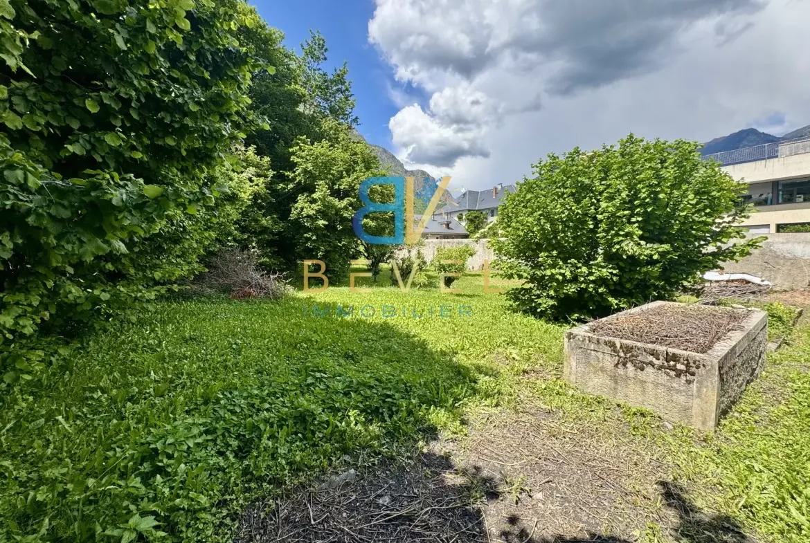 Terrain constructible à Saint-Jean-de-Maurienne, vue dégagée, proche commodités 