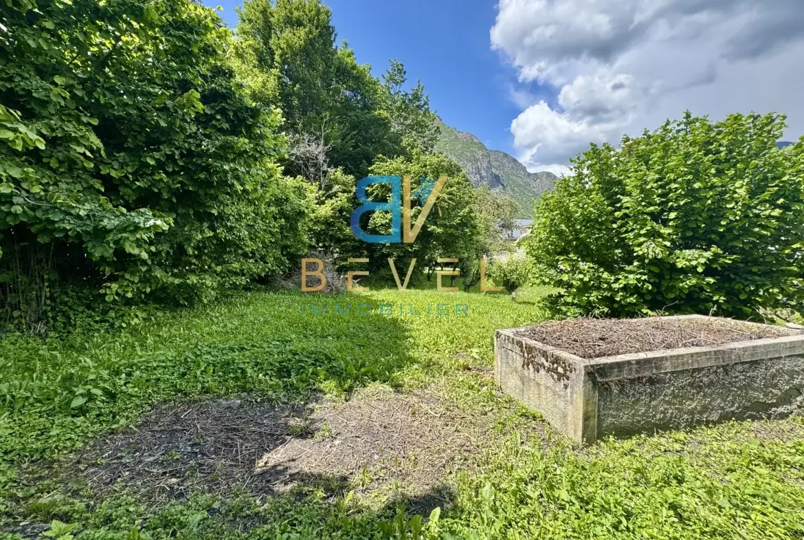 Terrain constructible à Saint-Jean-de-Maurienne, vue dégagée, proche commodités 