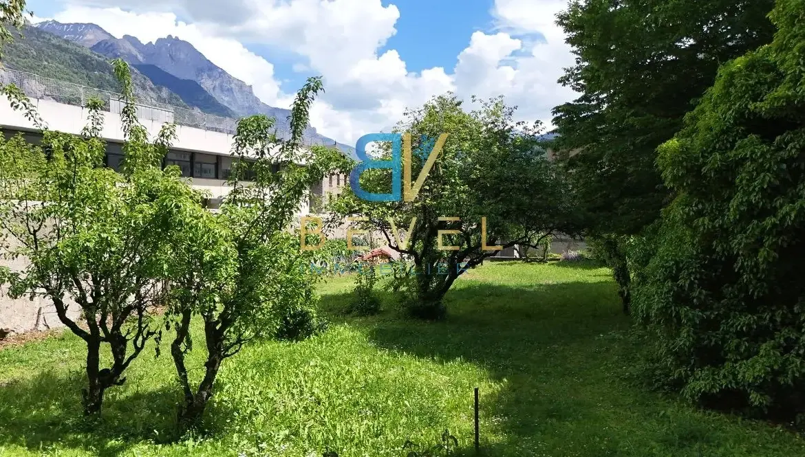 Terrain constructible à Saint-Jean-de-Maurienne, vue dégagée, proche commodités 