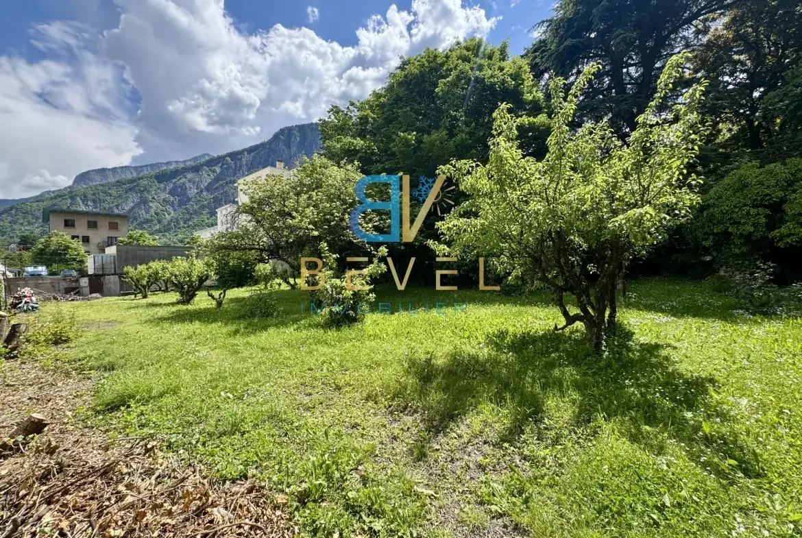 Terrain constructible à Saint-Jean-de-Maurienne, vue dégagée, proche commodités 