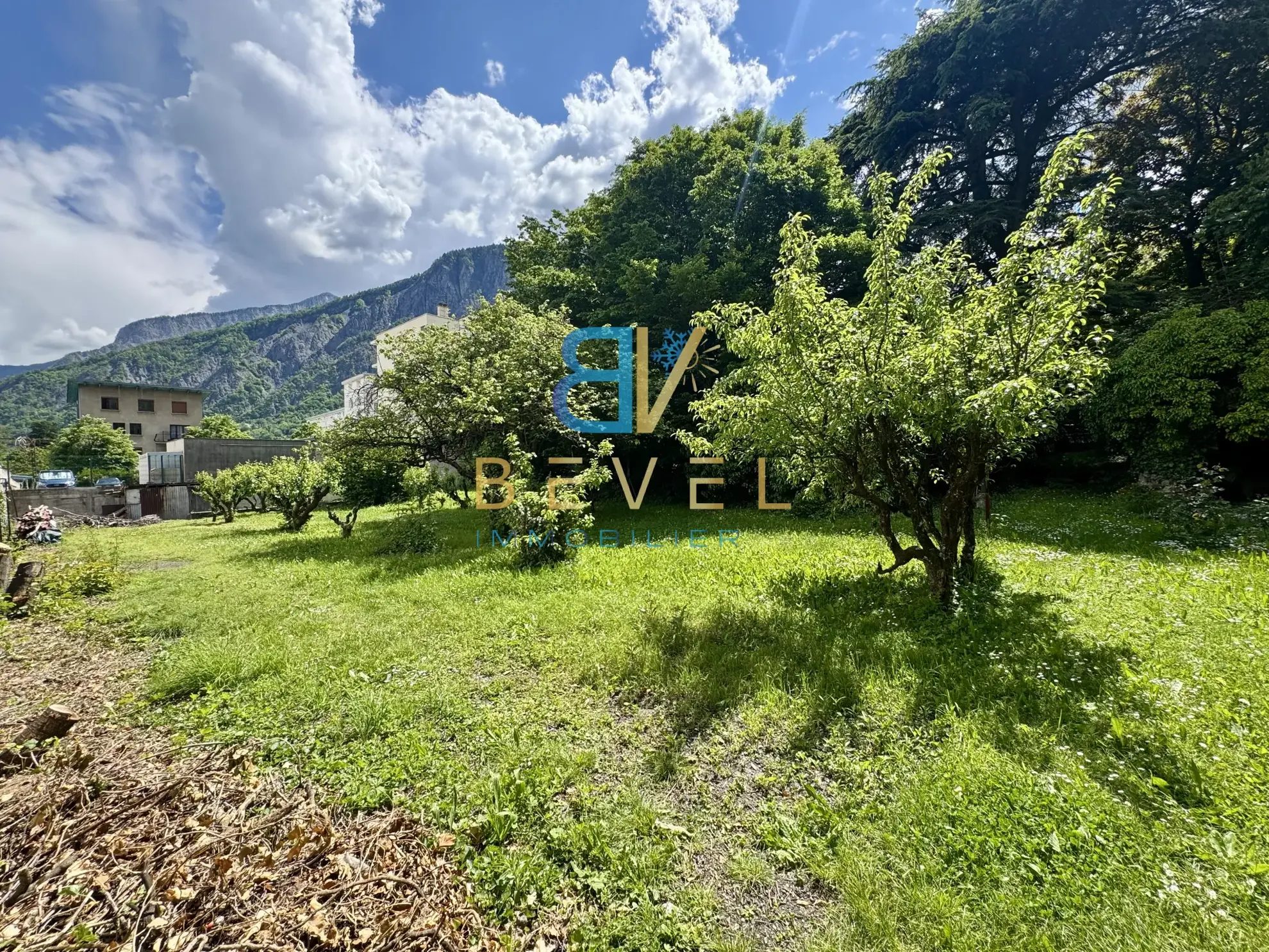 Terrain constructible à Saint-Jean-de-Maurienne, vue dégagée, proche commodités 