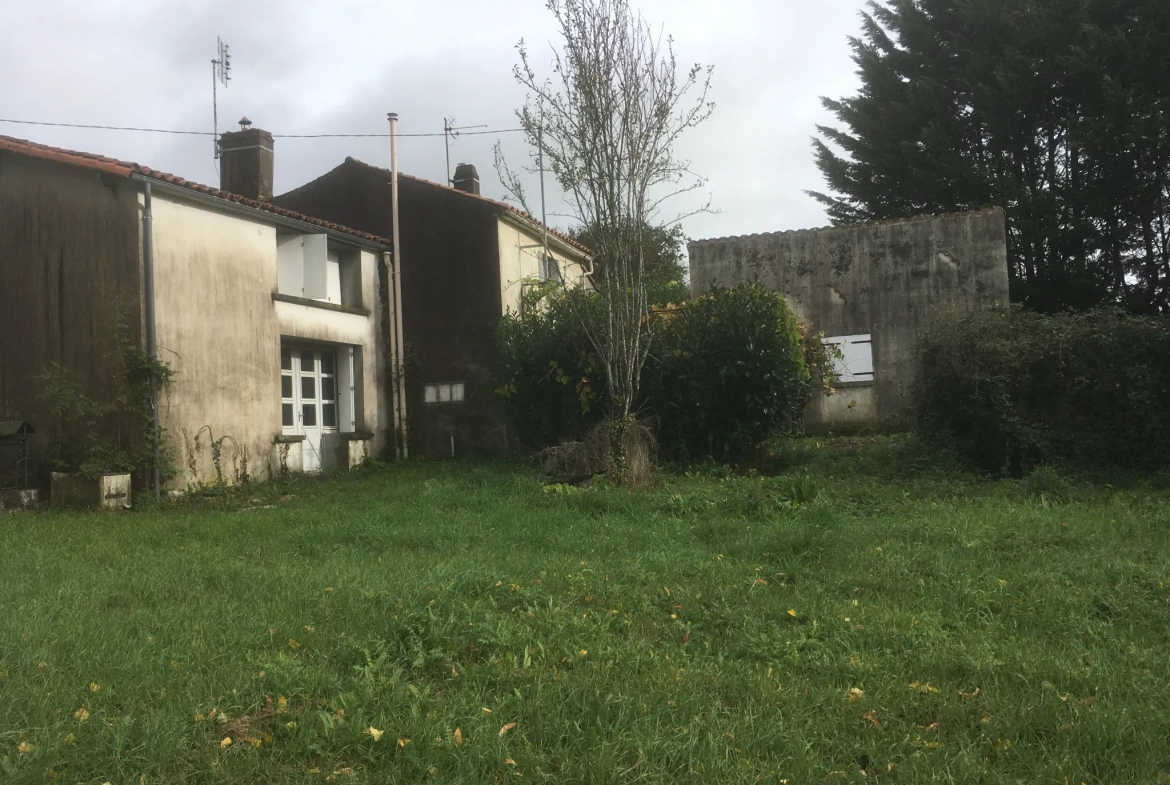Ensemble immobilier avec deux maisons, dépendances, vue rivière à Marillet en Vendée 