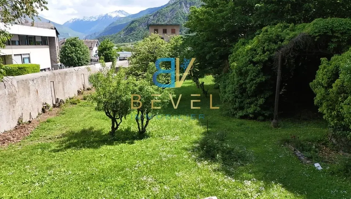 Terrain constructible à Saint-Jean-de-Maurienne, vue dégagée, proche commodités 