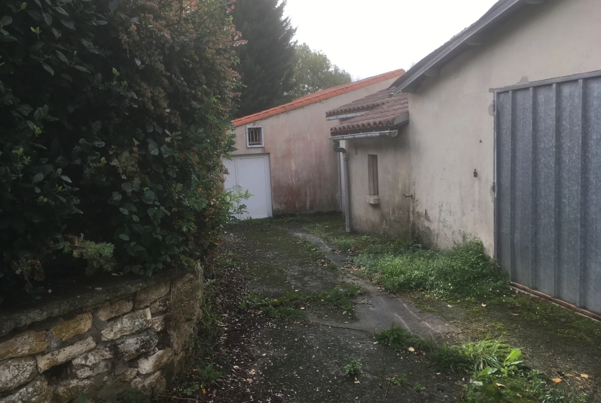 Ensemble immobilier avec deux maisons, dépendances, vue rivière à Marillet en Vendée 