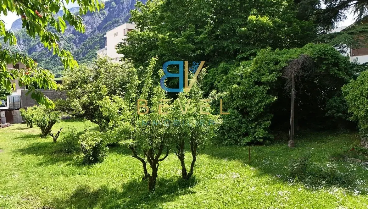 Terrain constructible à Saint-Jean-de-Maurienne, vue dégagée, proche commodités 