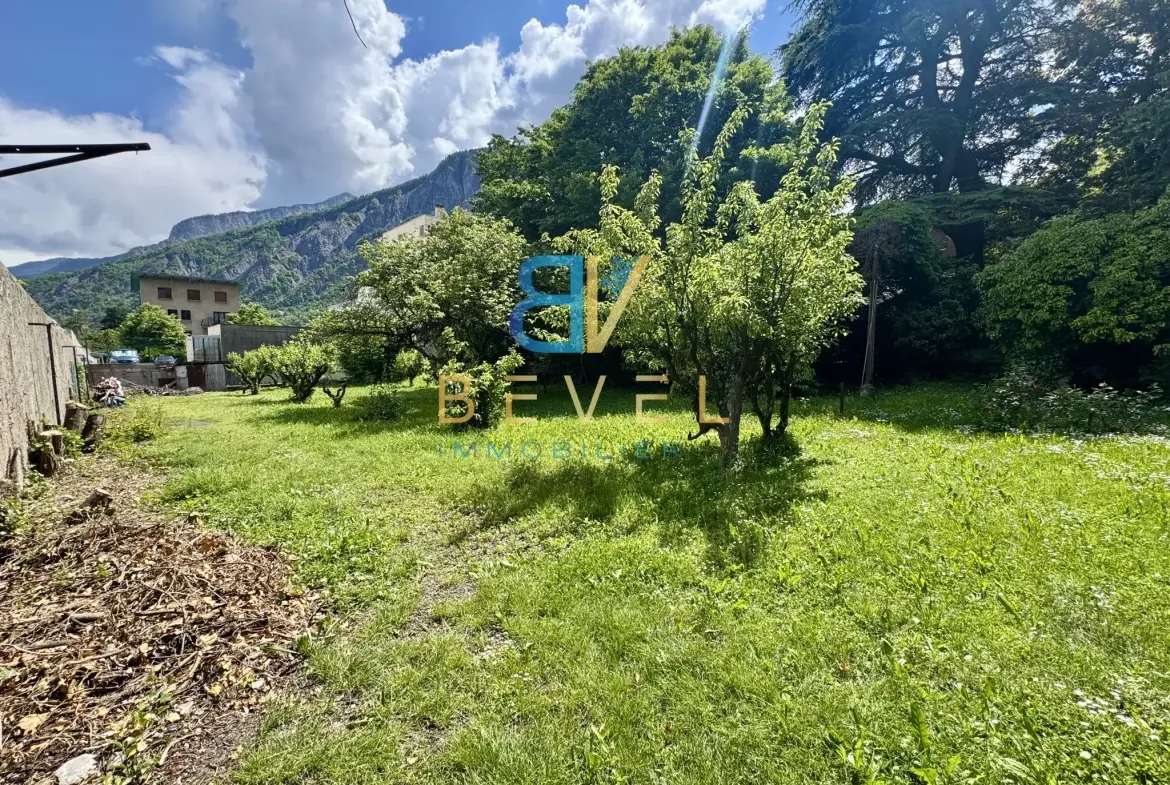 Terrain constructible à Saint-Jean-de-Maurienne, vue dégagée, proche commodités 