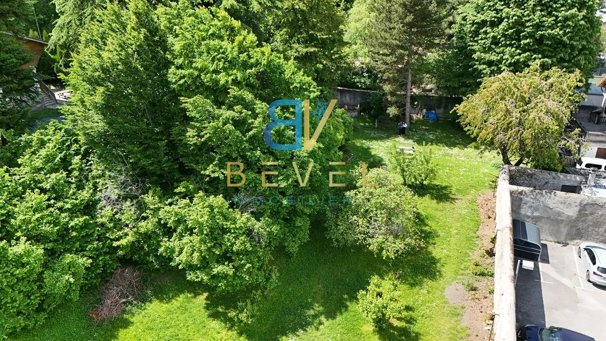 Terrain constructible à Saint-Jean-de-Maurienne, vue dégagée, proche commodités 