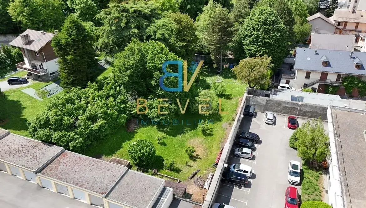 Terrain constructible à Saint-Jean-de-Maurienne, vue dégagée, proche commodités 