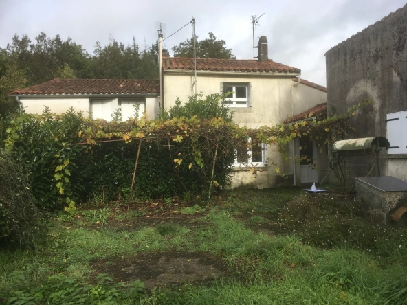 Ensemble immobilier avec deux maisons, dépendances, vue rivière à Marillet en Vendée
