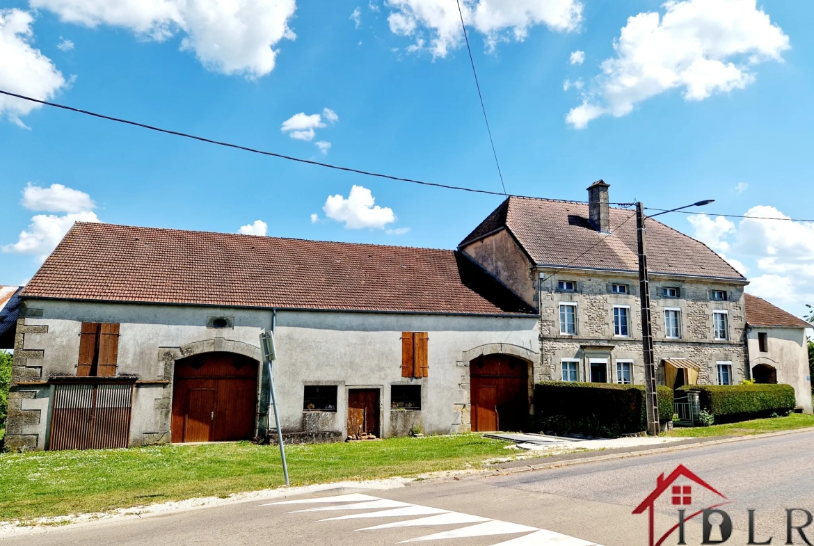 Ancien relais de poste authentique avec grandes surfaces et potentiel à Fayl Billot 