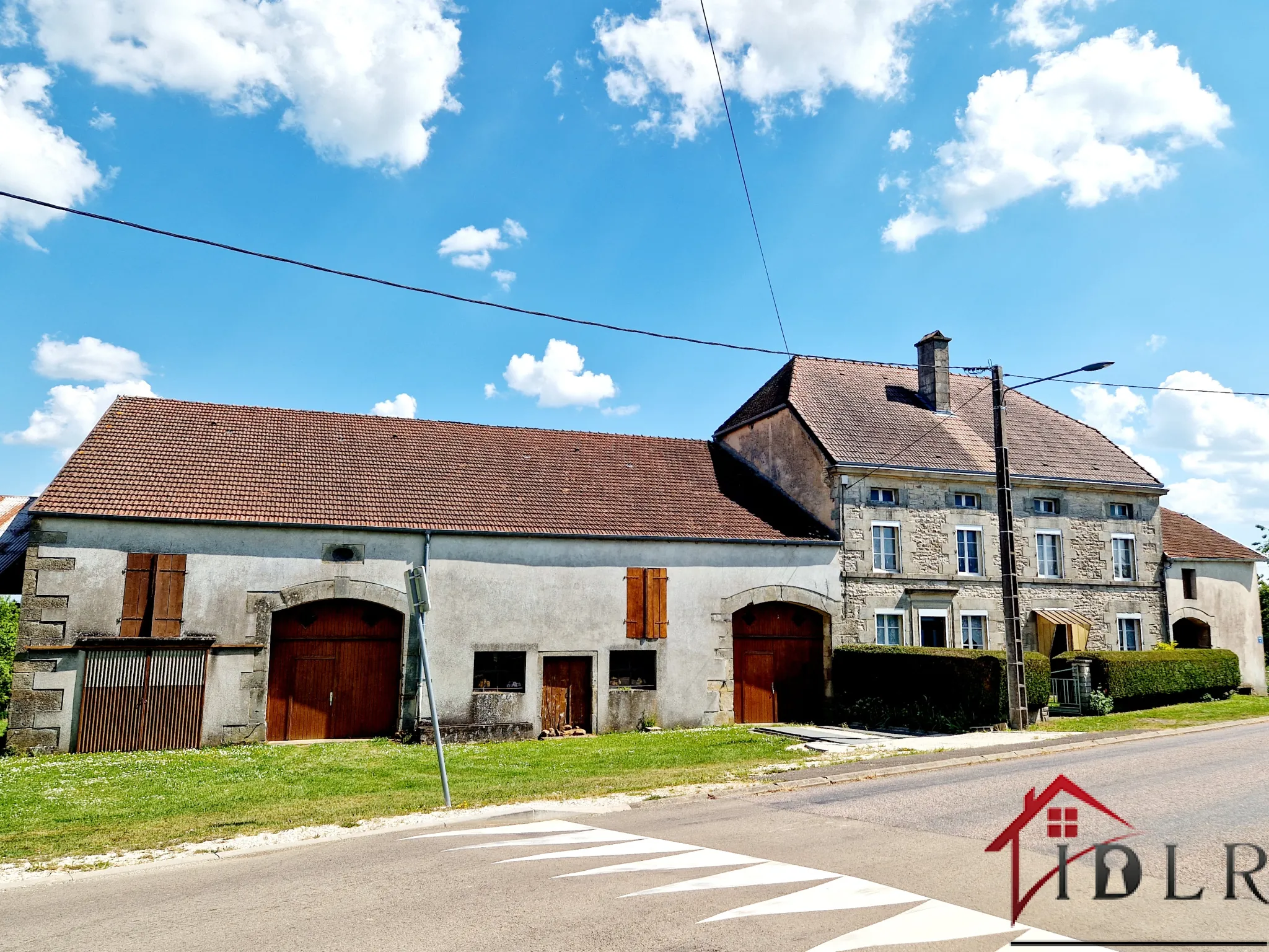 Ancien relais de poste authentique avec grandes surfaces et potentiel à Fayl Billot 