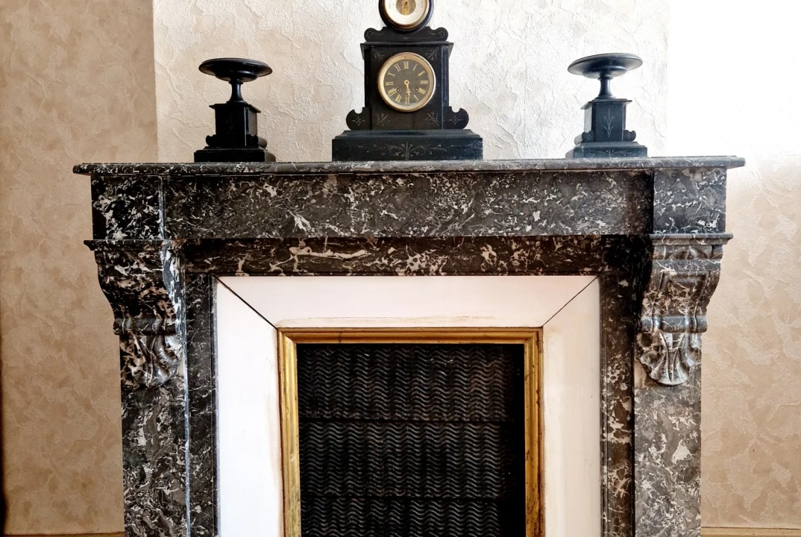 Ancien relais de poste authentique avec grandes surfaces et potentiel à Fayl Billot 