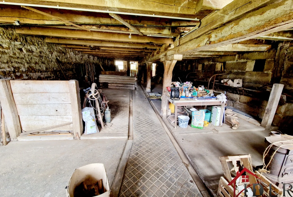 Ancien relais de poste authentique avec grandes surfaces et potentiel à Fayl Billot 