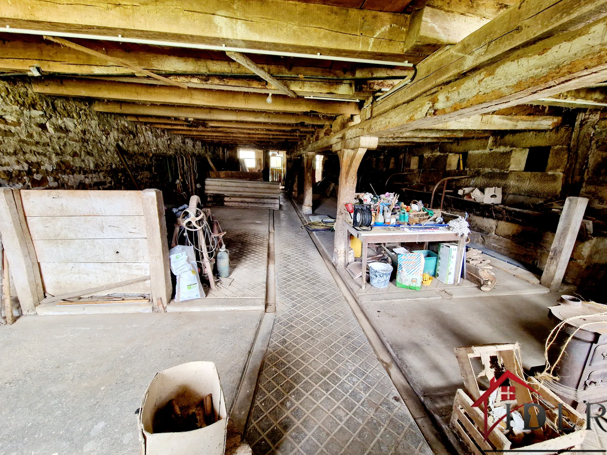 Ancien relais de poste authentique avec grandes surfaces et potentiel à Fayl Billot 