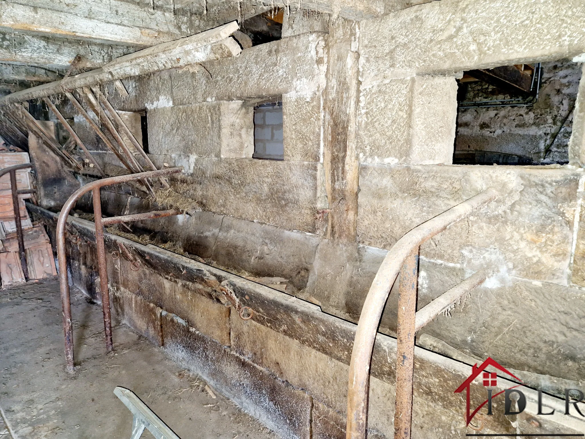 Ancien relais de poste authentique avec grandes surfaces et potentiel à Fayl Billot 