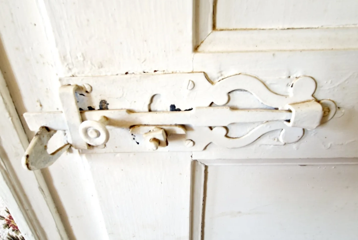 Ancien relais de poste authentique avec grandes surfaces et potentiel à Fayl Billot 