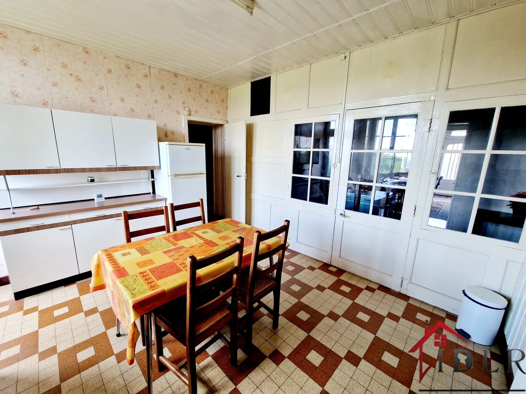Ancien relais de poste authentique avec grandes surfaces et potentiel à Fayl Billot 