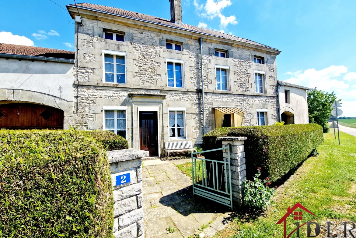 Ancien relais de poste authentique avec grandes surfaces et potentiel à Fayl Billot 