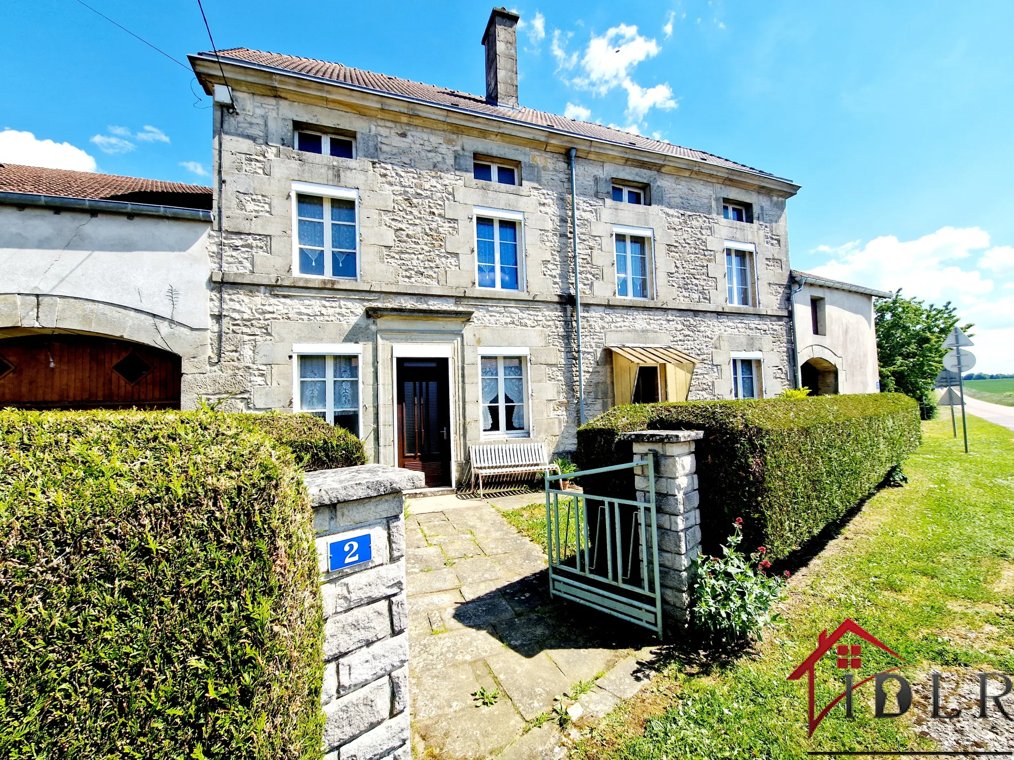 Ancien relais de poste authentique avec grandes surfaces et potentiel à Fayl Billot 