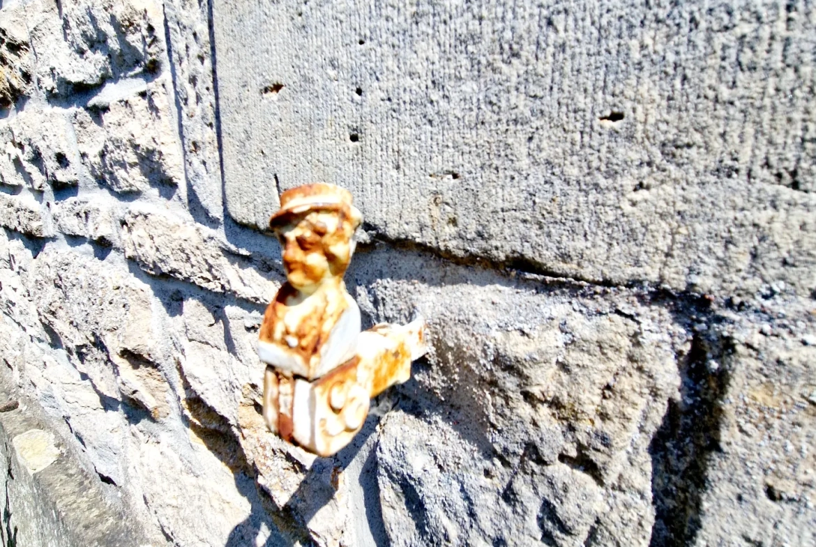 Ancien relais de poste authentique avec grandes surfaces et potentiel à Fayl Billot 