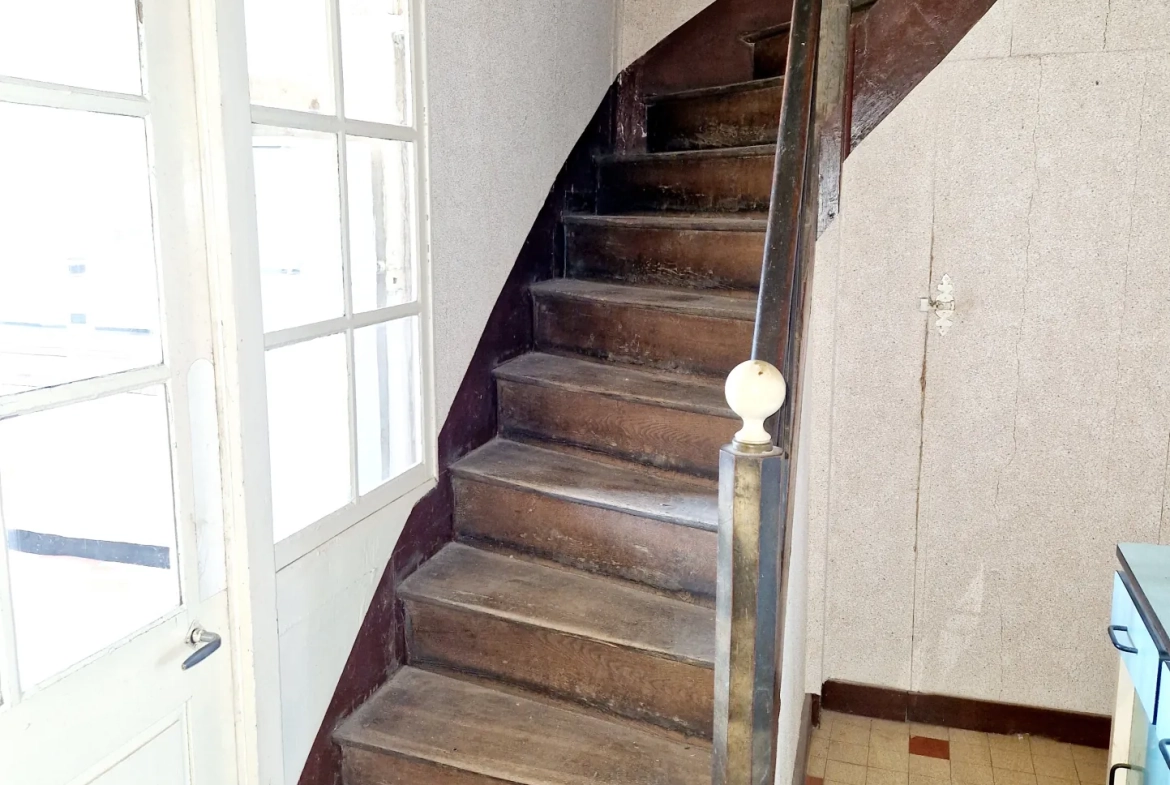 Ancien relais de poste authentique avec grandes surfaces et potentiel à Fayl Billot 