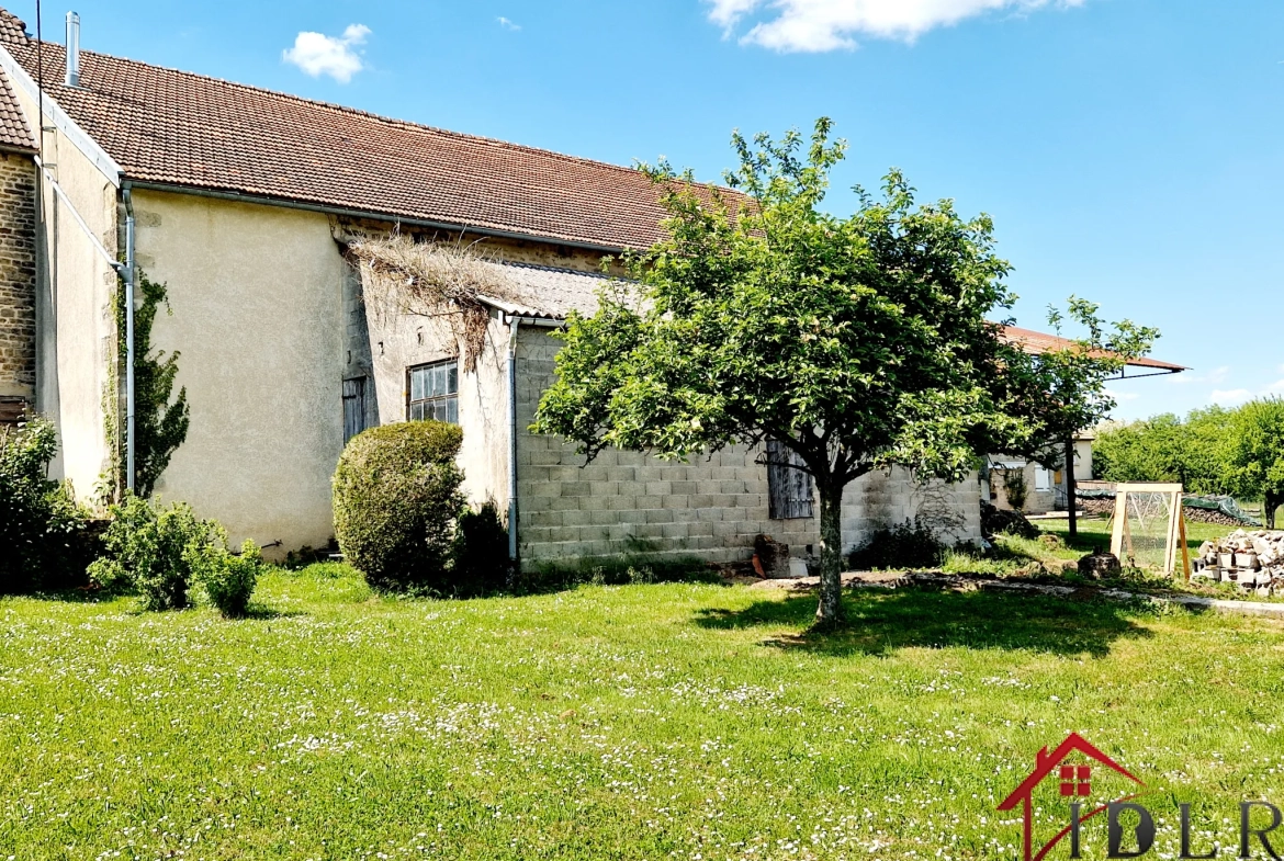 Ancien relais de poste authentique avec grandes surfaces et potentiel à Fayl Billot 