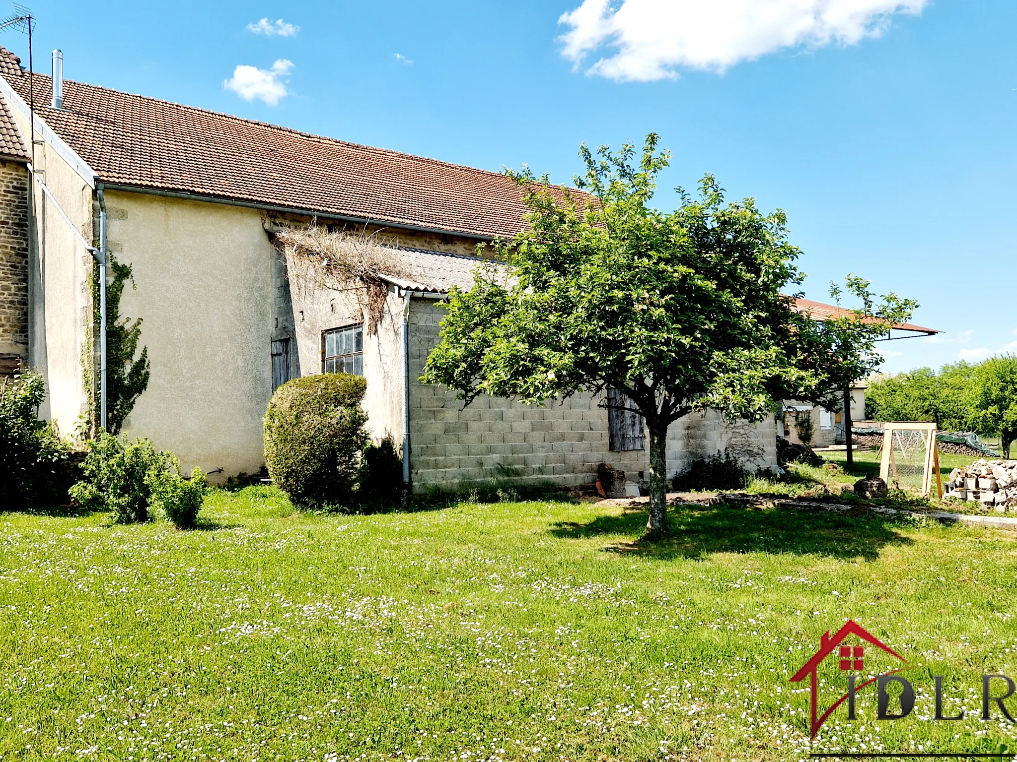 Ancien relais de poste authentique avec grandes surfaces et potentiel à Fayl Billot 
