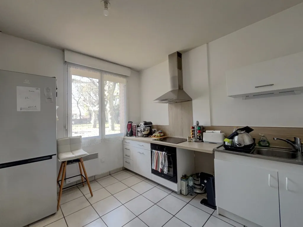 Appartement T3 de 66 m² à Romans-sur-Isère avec parking et cave – Opportunité d’investissement 