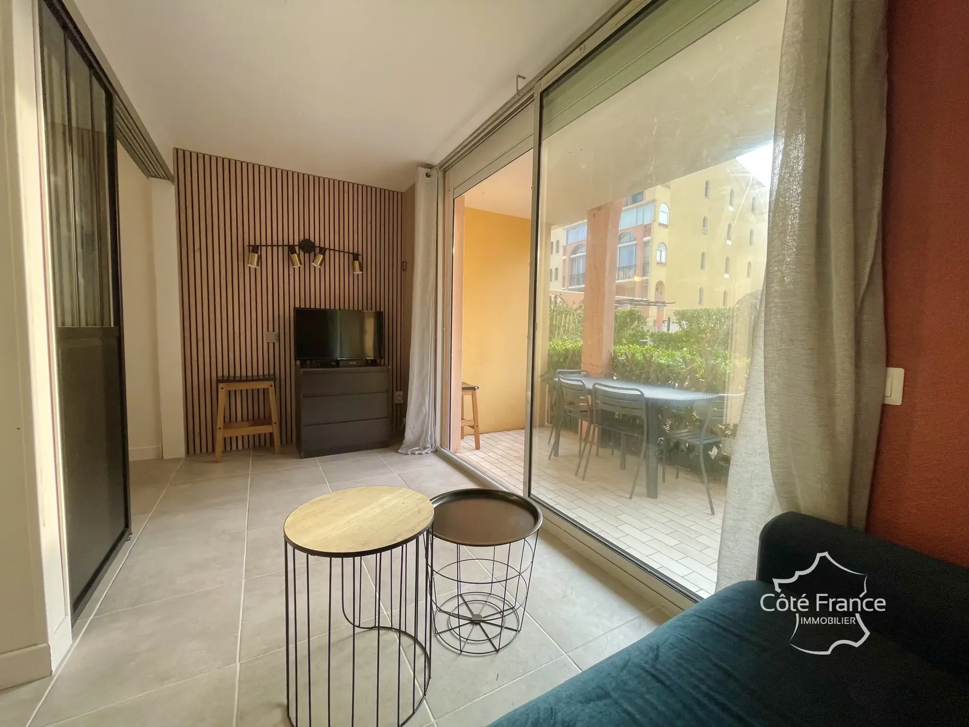 Appartement en rez-de-jardin avec terrasse à Agde, emplacement stratégique 