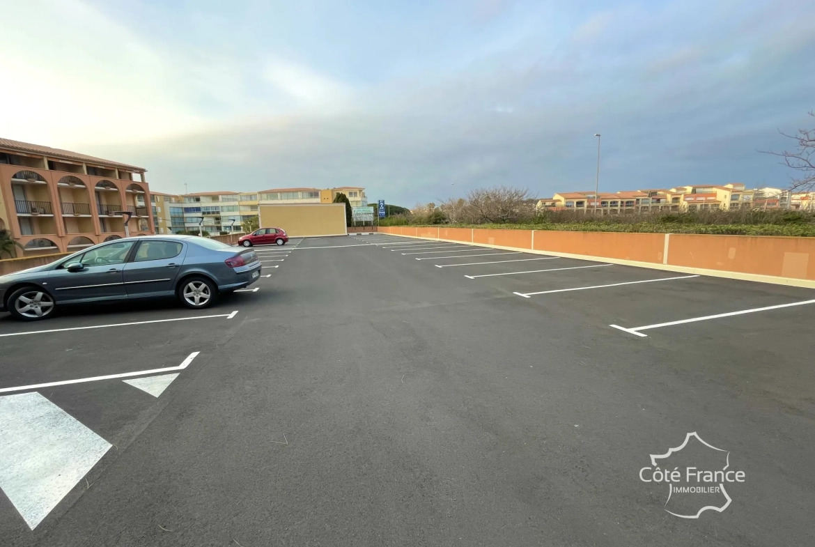Appartement en rez-de-jardin avec terrasse à Agde, emplacement stratégique 