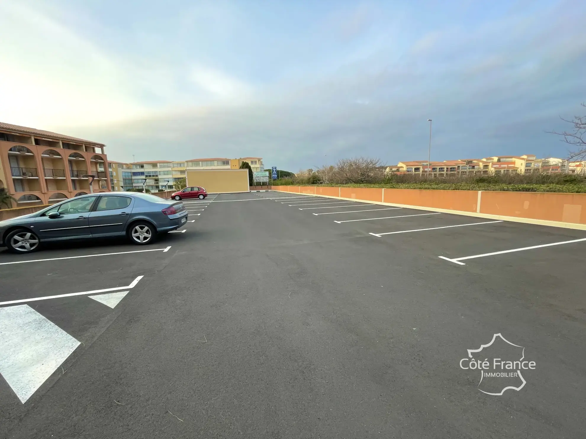 Appartement en rez-de-jardin avec terrasse à Agde, emplacement stratégique 