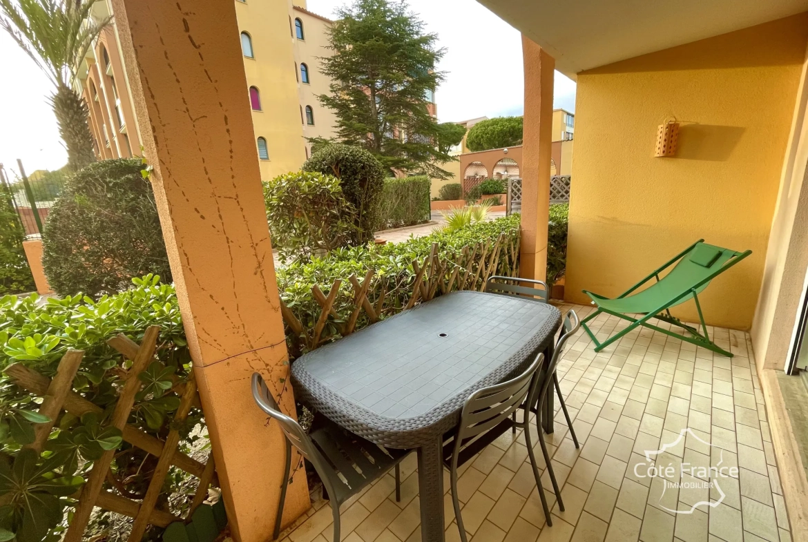 Appartement en rez-de-jardin avec terrasse à Agde, emplacement stratégique 