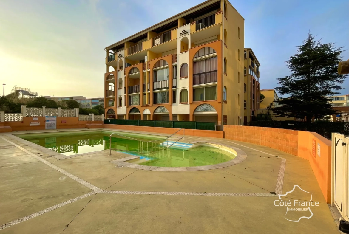 Appartement en rez-de-jardin avec terrasse à Agde, emplacement stratégique 