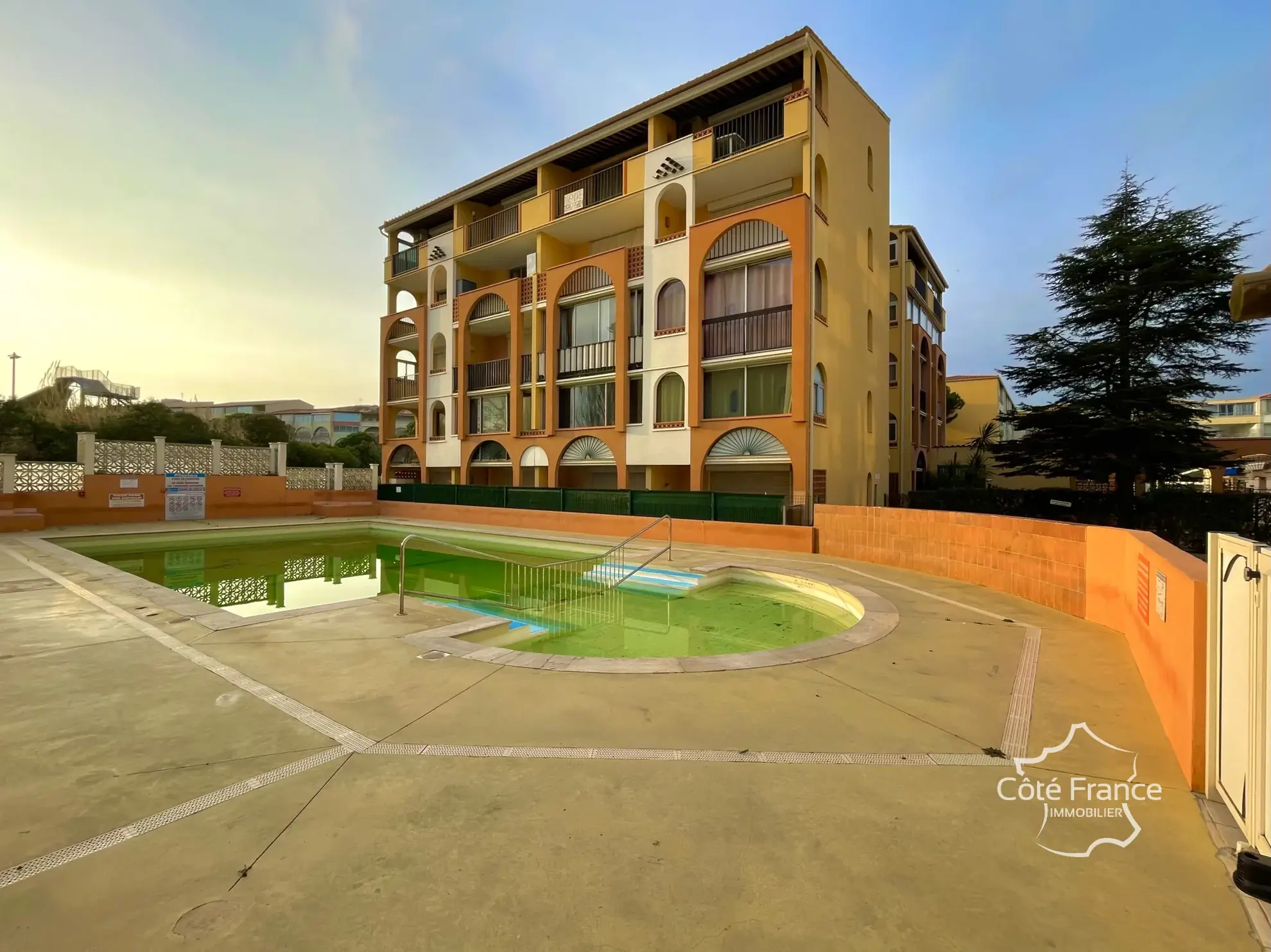 Appartement en rez-de-jardin avec terrasse à Agde, emplacement stratégique 