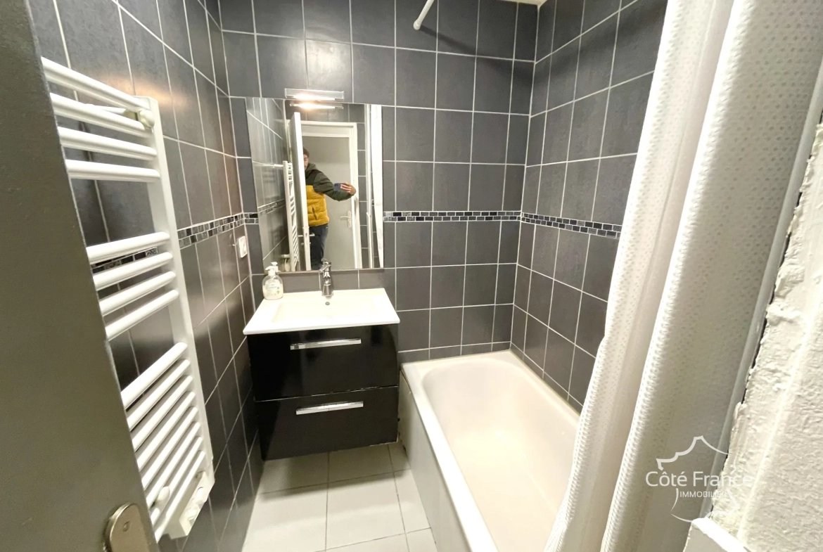 Appartement en rez-de-jardin avec terrasse à Agde, emplacement stratégique 