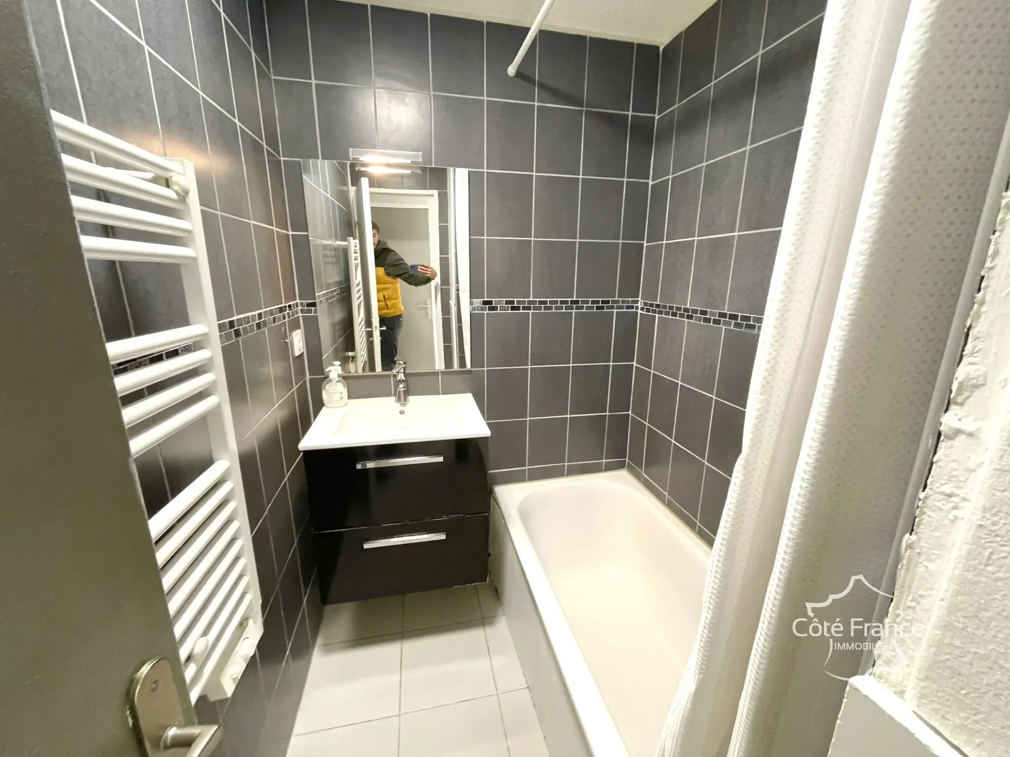 Appartement en rez-de-jardin avec terrasse à Agde, emplacement stratégique 