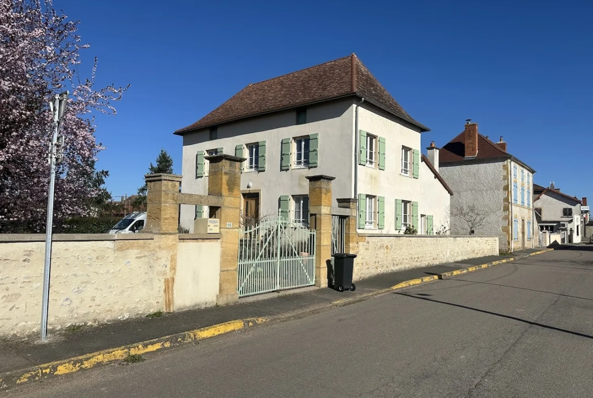 Maison de village en excellent état à Chambilly, 133 m² avec terrain clos 