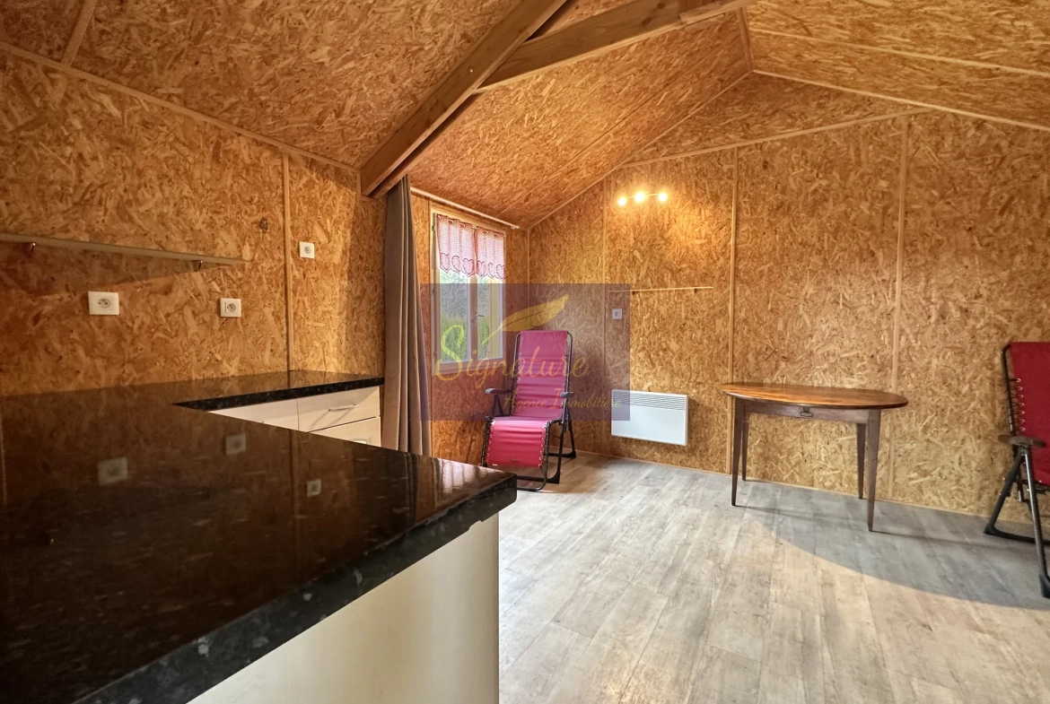 Superbe terrain de loisir en Sarthe avec chalet, terrasse et ponton 