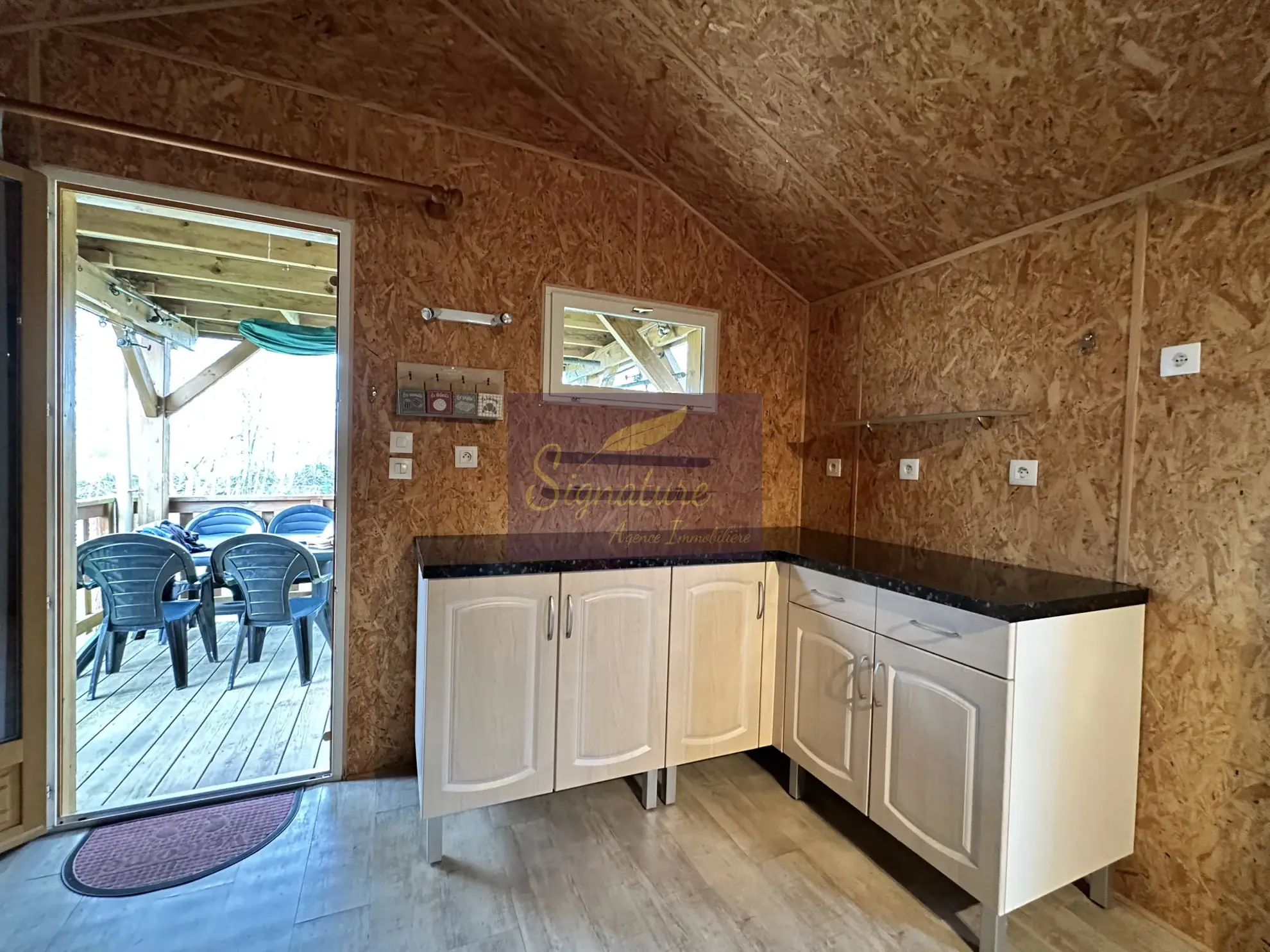 Superbe terrain de loisir en Sarthe avec chalet, terrasse et ponton 