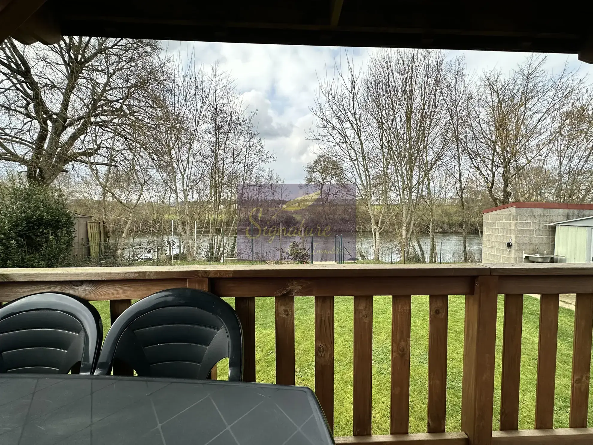 Superbe terrain de loisir en Sarthe avec chalet, terrasse et ponton 