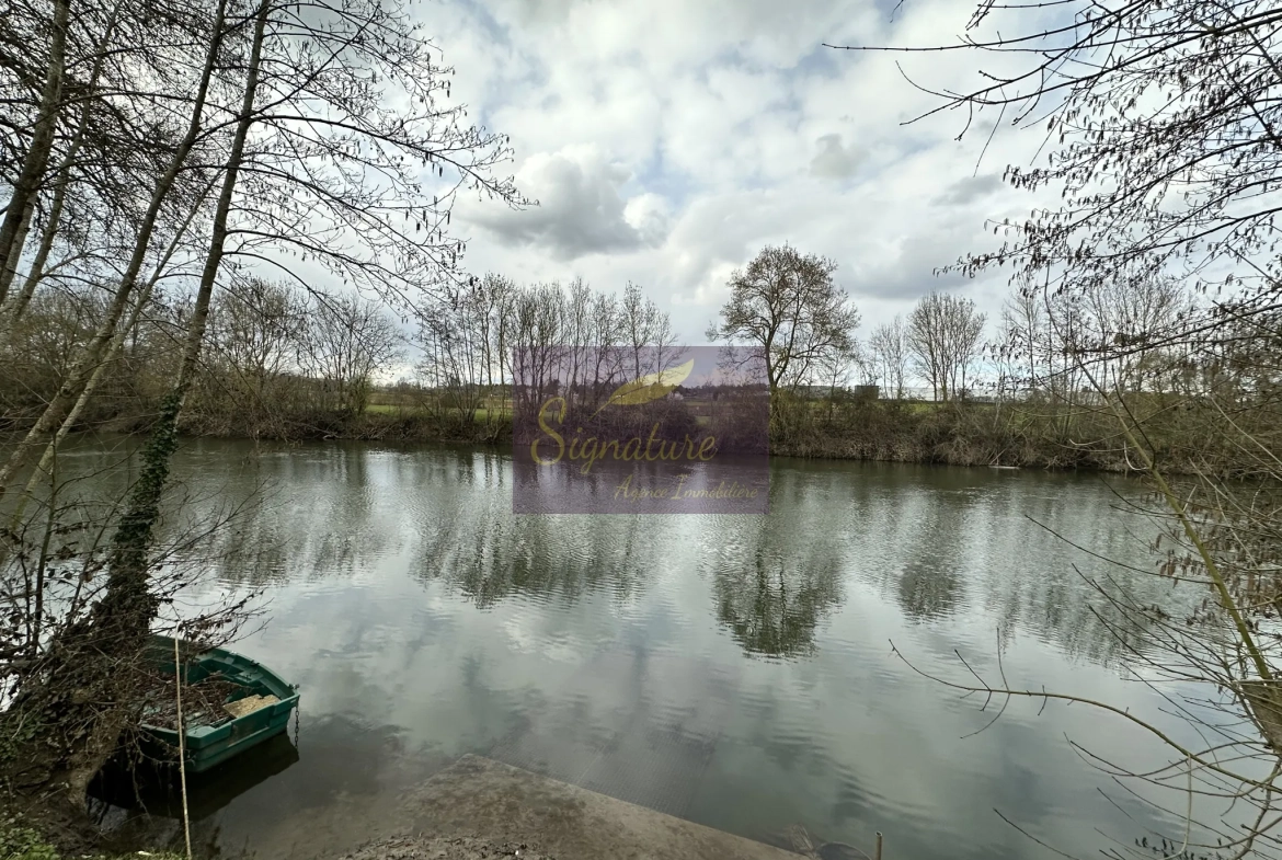 Superbe terrain de loisir en Sarthe avec chalet, terrasse et ponton 