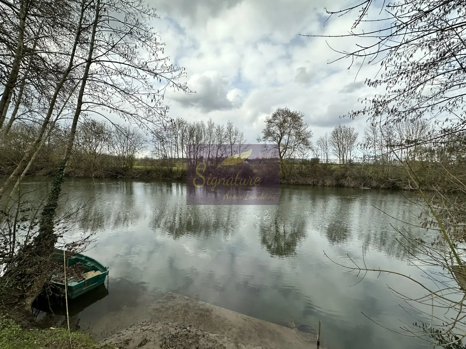 Superbe terrain de loisir en Sarthe avec chalet, terrasse et ponton 