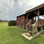 Superbe terrain de loisir en Sarthe avec chalet, terrasse et ponton