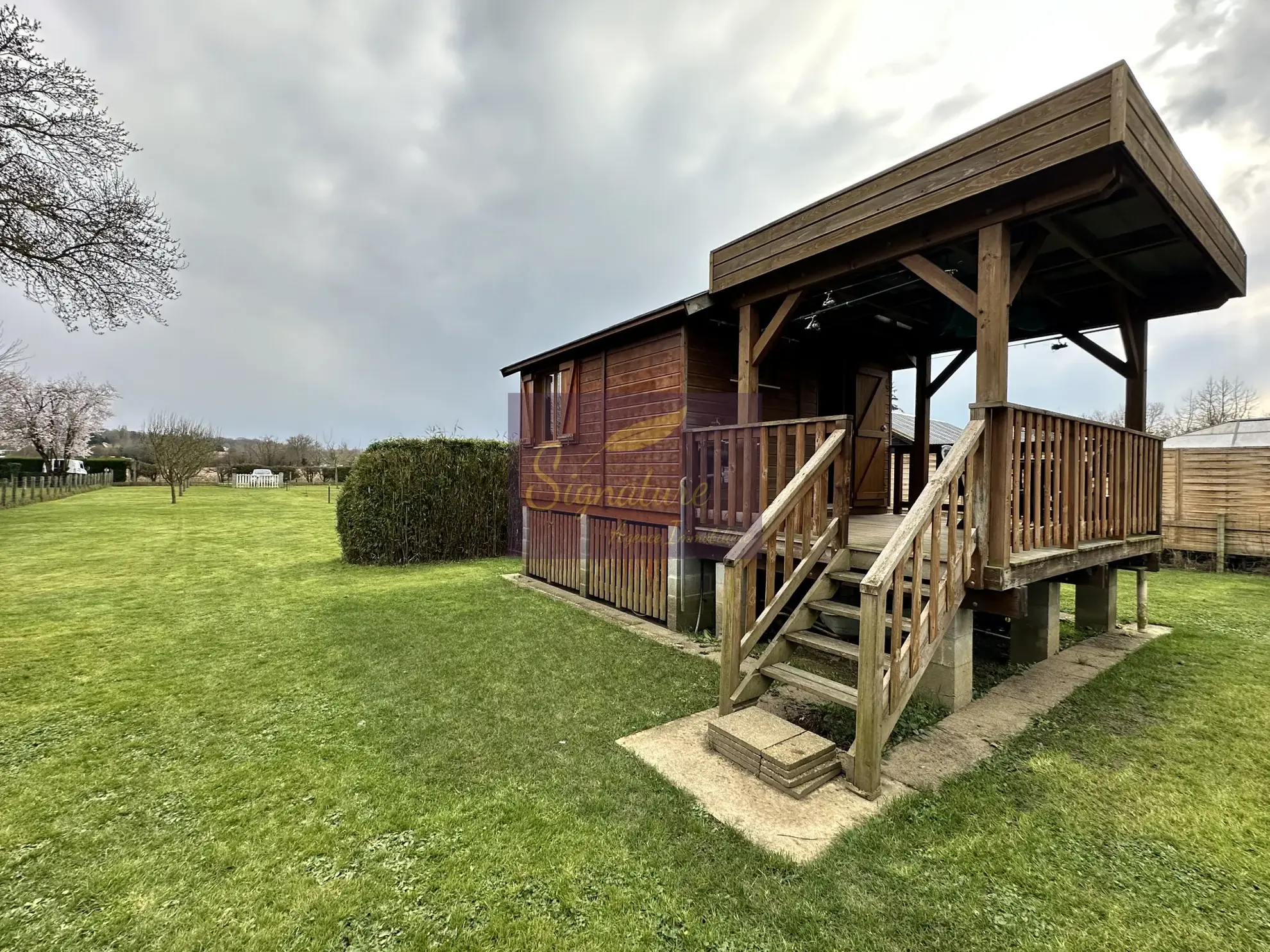 Superbe terrain de loisir en Sarthe avec chalet, terrasse et ponton 