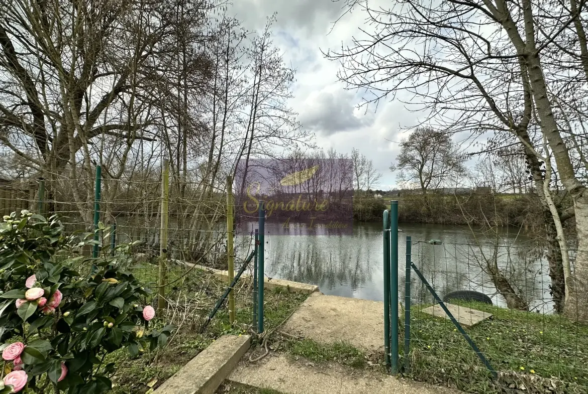 Superbe terrain de loisir en Sarthe avec chalet, terrasse et ponton 