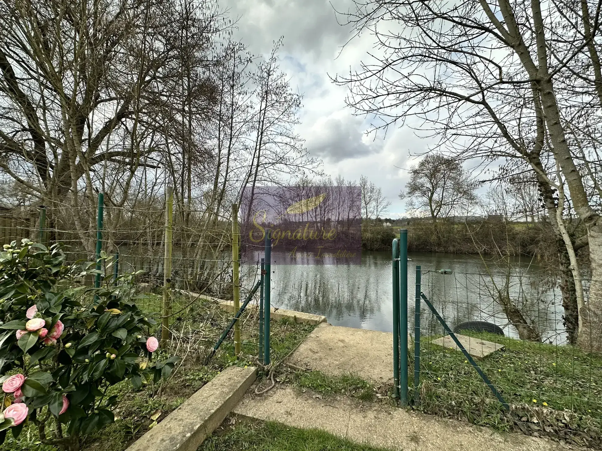 Superbe terrain de loisir en Sarthe avec chalet, terrasse et ponton 